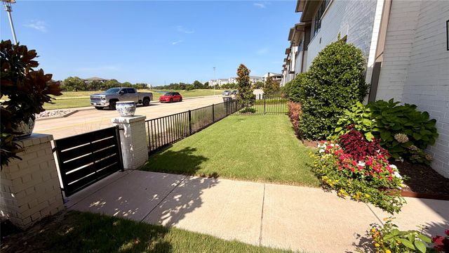 4233 Watercourse Drive, Fort Worth, TX 76109
