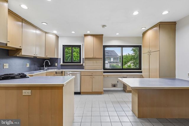 5 ELLIS COURT, Monmouth Junction, NJ 08852