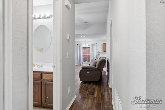 1211 NEWMAN STREET, Iowa Park, TX 76367