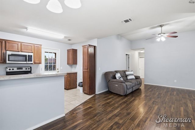 1211 NEWMAN STREET, Iowa Park, TX 76367