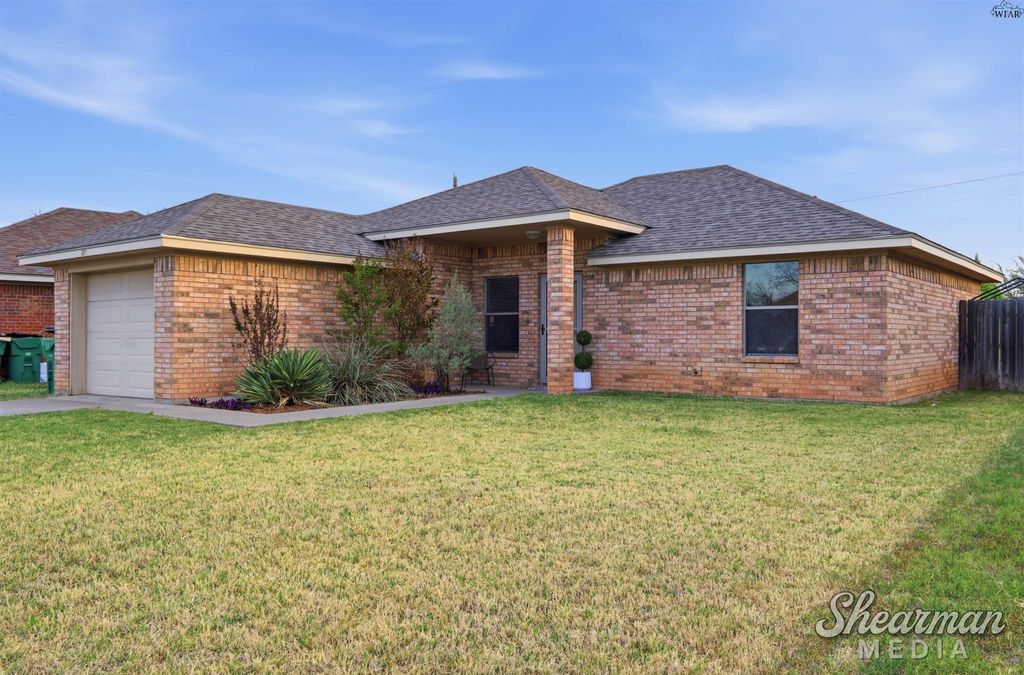 1211 NEWMAN STREET, Iowa Park, TX 76367