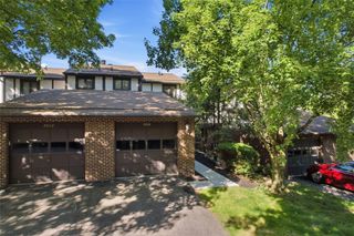 2828 Bingham Dr, Upper St Clair, PA 15241