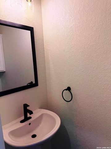 600A 10th, Bandera, TX 78003