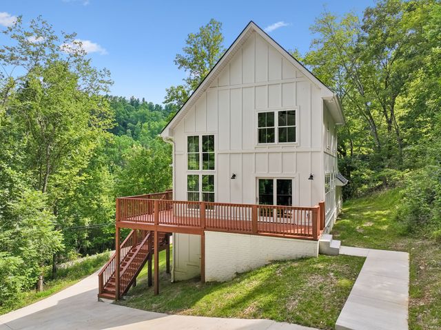 670 Harbor Dr, Lancaster, TN 38569