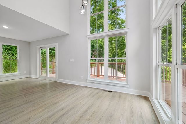 670 Harbor Dr, Lancaster, TN 38569