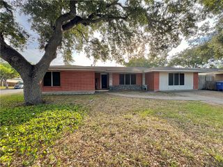 3341 Casa Rosa Dr, Corpus Christi, TX 78411