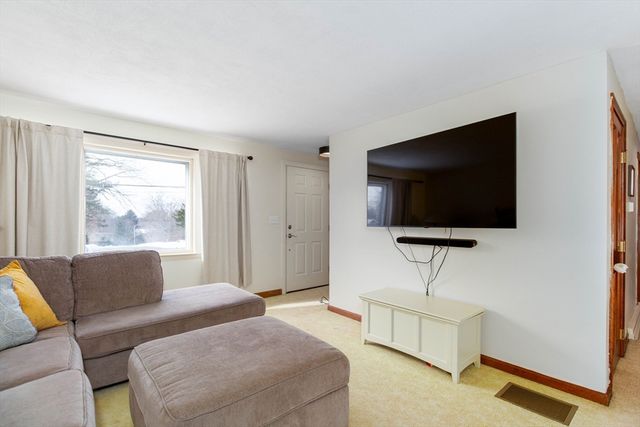 839 Lincoln St, Franklin, MA 02038