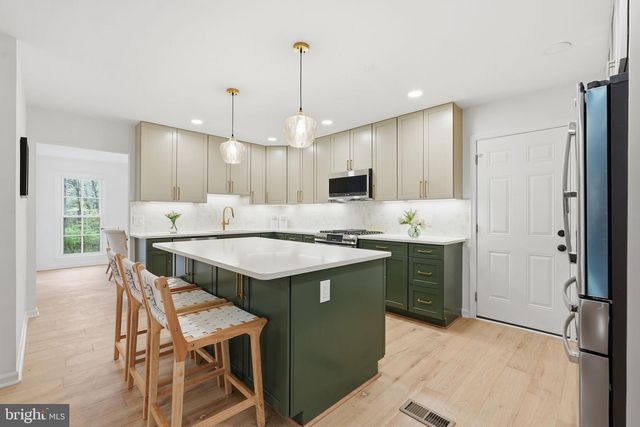 12013 WESTWOOD HILLS DR, Herndon, VA 20171