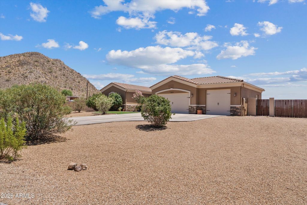 Image 2 of property listing at 1913 W Laurie Lane, San Tan Valley, AZ 85144