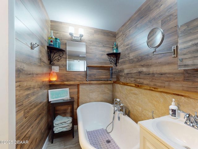 335 N Causeway Apt E5, New Smyrna Beach, FL 32169