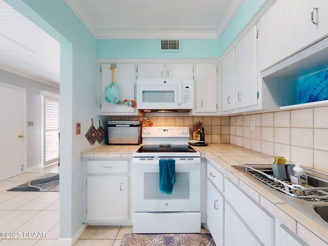 335 N Causeway Apt E5, New Smyrna Beach, FL 32169