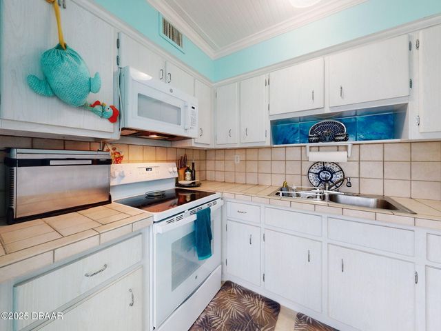 335 N Causeway Apt E5, New Smyrna Beach, FL 32169