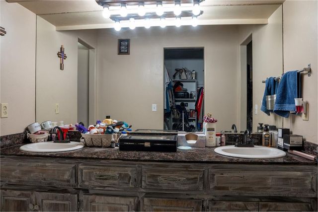 8301 Willow Creek Boulevard, Oklahoma City, OK 73162