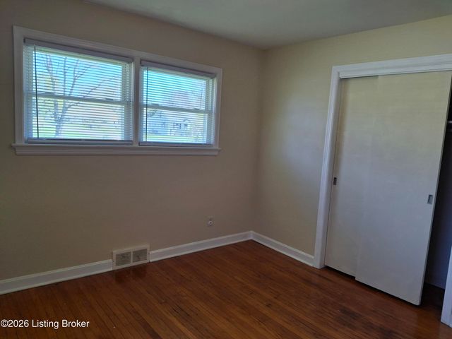 4402 Dover Rd, Louisville, KY 40216