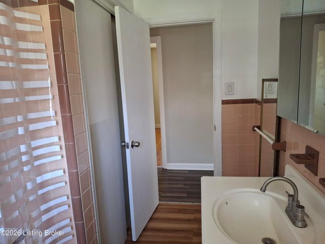 4402 Dover Rd, Louisville, KY 40216