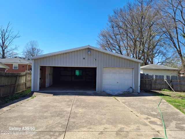 4402 Dover Rd, Louisville, KY 40216