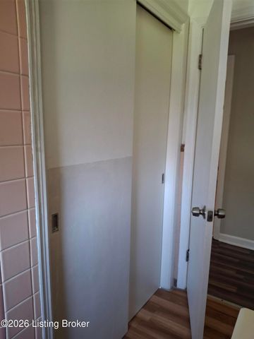 4402 Dover Rd, Louisville, KY 40216