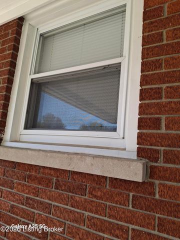 4402 Dover Rd, Louisville, KY 40216