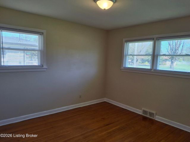 4402 Dover Rd, Louisville, KY 40216