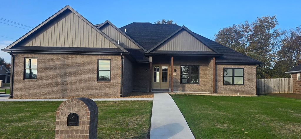 381 S Hartford Avenue, Bolivar, MO 65613