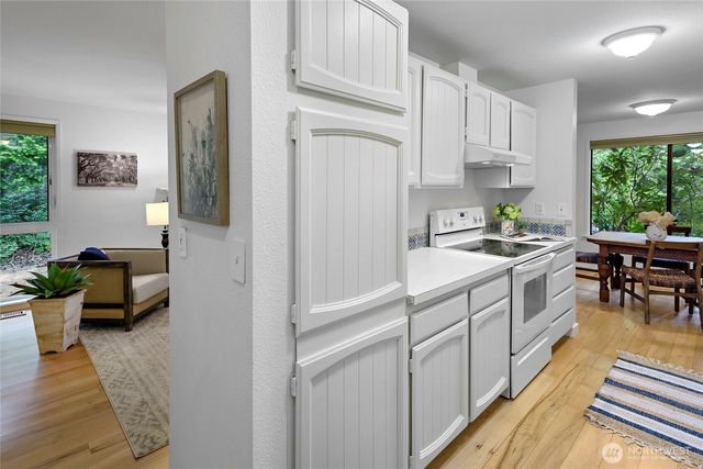 1090 Ihland Place NE, Bainbridge Island, WA 98110