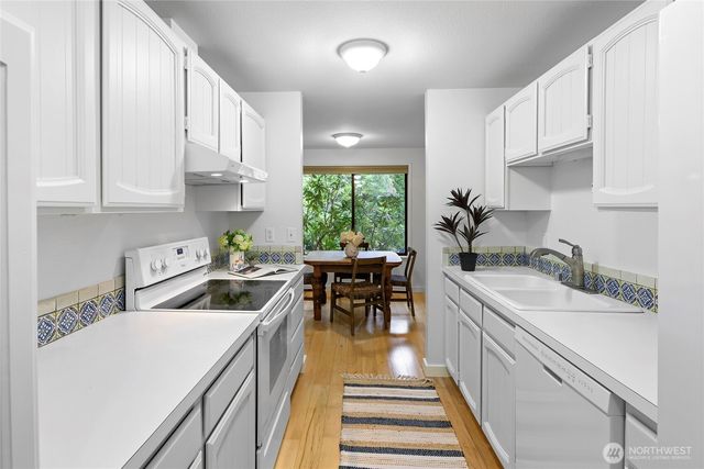 1090 Ihland Place NE, Bainbridge Island, WA 98110