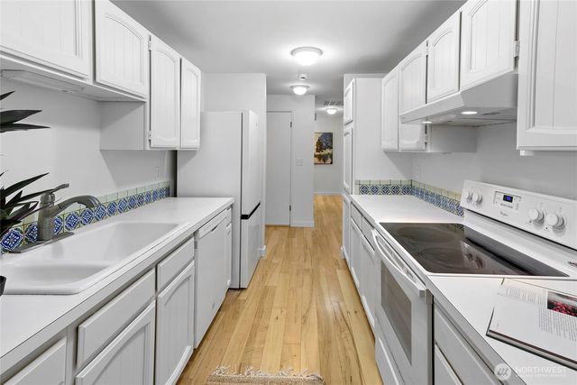 1090 Ihland Place NE, Bainbridge Island, WA 98110
