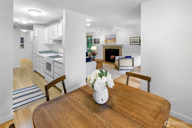 1090 Ihland Place NE, Bainbridge Island, WA 98110
