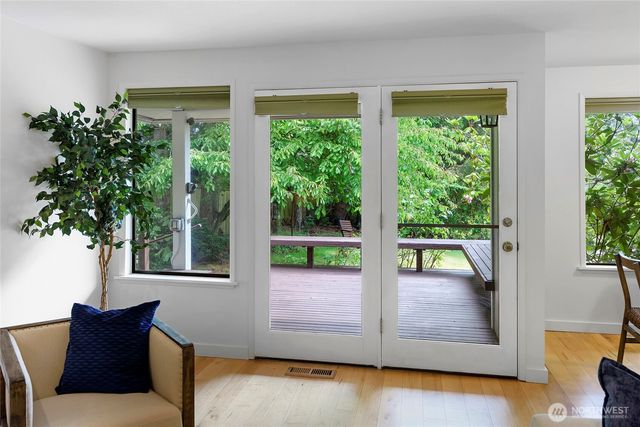 1090 Ihland Place NE, Bainbridge Island, WA 98110