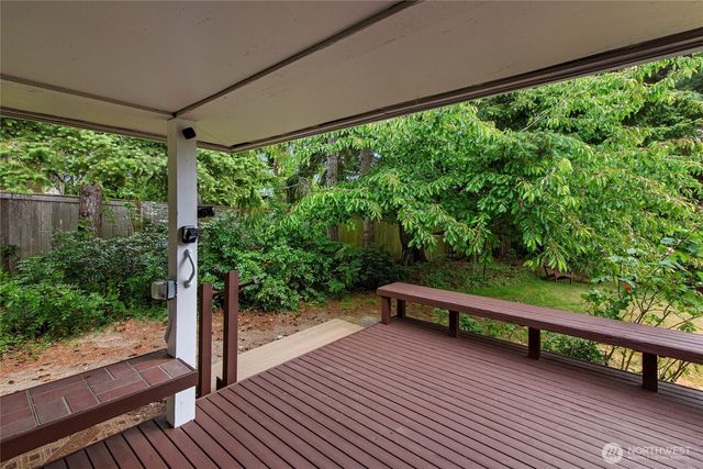 1090 Ihland Place NE, Bainbridge Island, WA 98110