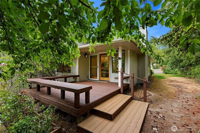 1090 Ihland Place NE, Bainbridge Island, WA 98110