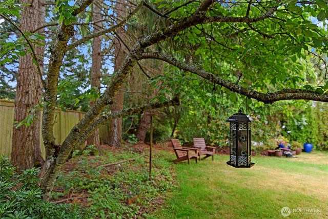 1090 Ihland Place NE, Bainbridge Island, WA 98110