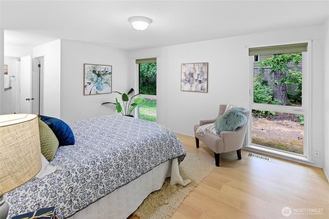 1090 Ihland Place NE, Bainbridge Island, WA 98110