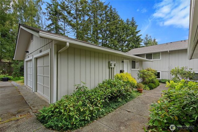 1090 Ihland Place NE, Bainbridge Island, WA 98110