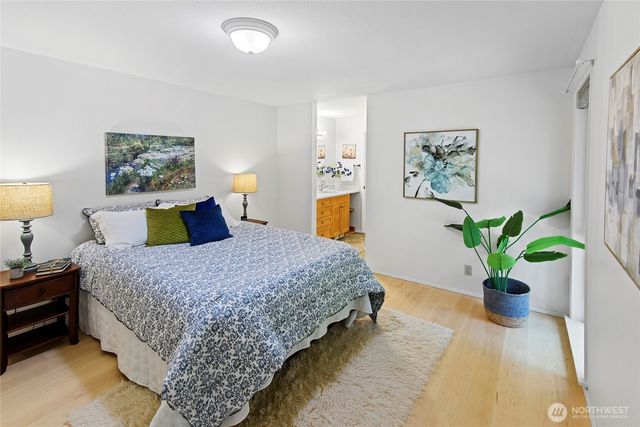 1090 Ihland Place NE, Bainbridge Island, WA 98110