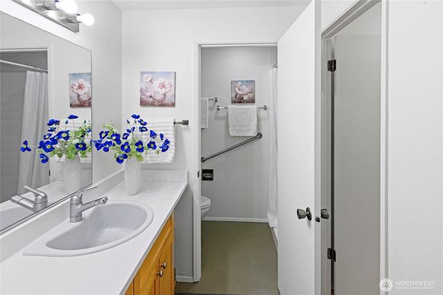 1090 Ihland Place NE, Bainbridge Island, WA 98110