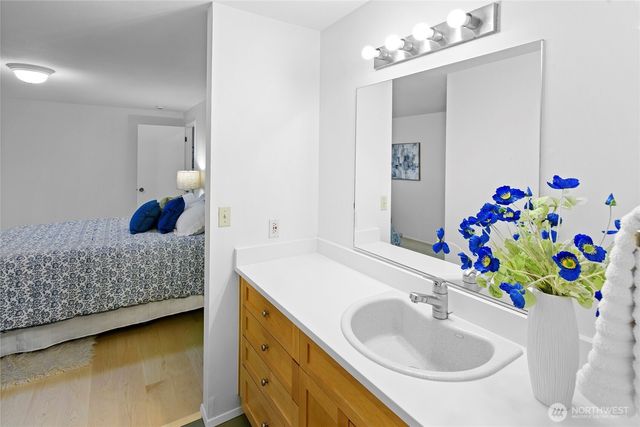 1090 Ihland Place NE, Bainbridge Island, WA 98110