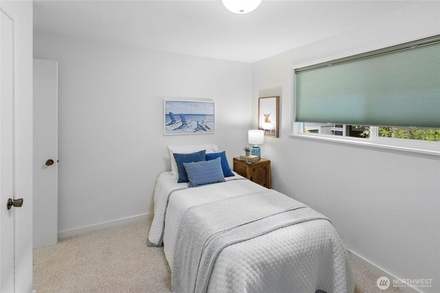1090 Ihland Place NE, Bainbridge Island, WA 98110