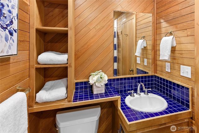 1090 Ihland Place NE, Bainbridge Island, WA 98110
