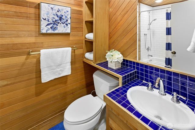 1090 Ihland Place NE, Bainbridge Island, WA 98110