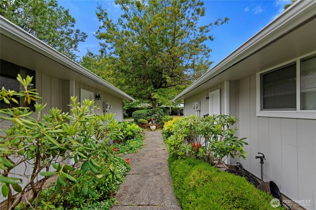 1090 Ihland Place NE, Bainbridge Island, WA 98110