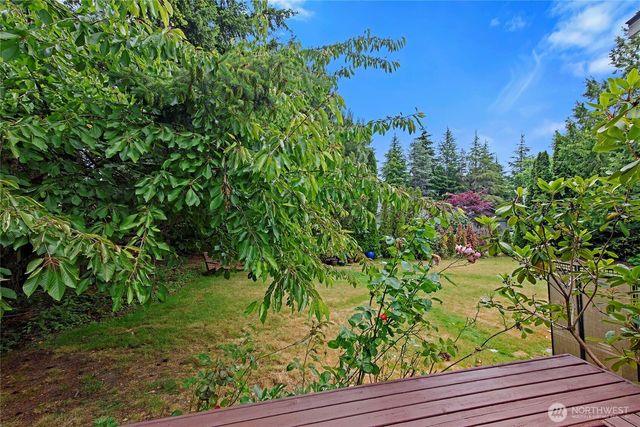 1090 Ihland Place NE, Bainbridge Island, WA 98110