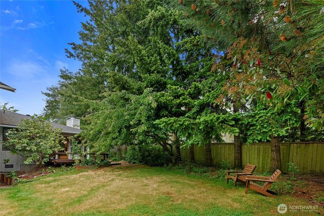 1090 Ihland Place NE, Bainbridge Island, WA 98110