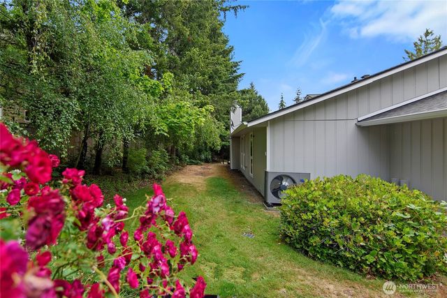1090 Ihland Place NE, Bainbridge Island, WA 98110
