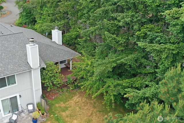 1090 Ihland Place NE, Bainbridge Island, WA 98110