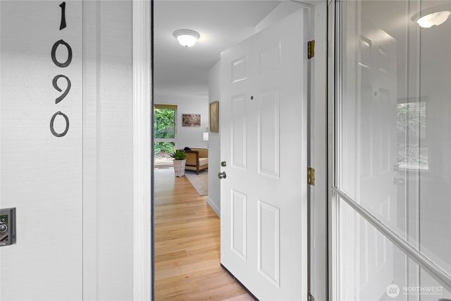 1090 Ihland Place NE, Bainbridge Island, WA 98110