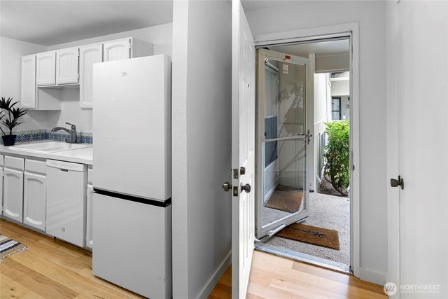1090 Ihland Place NE, Bainbridge Island, WA 98110