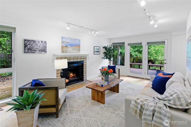 1090 Ihland Place NE, Bainbridge Island, WA 98110
