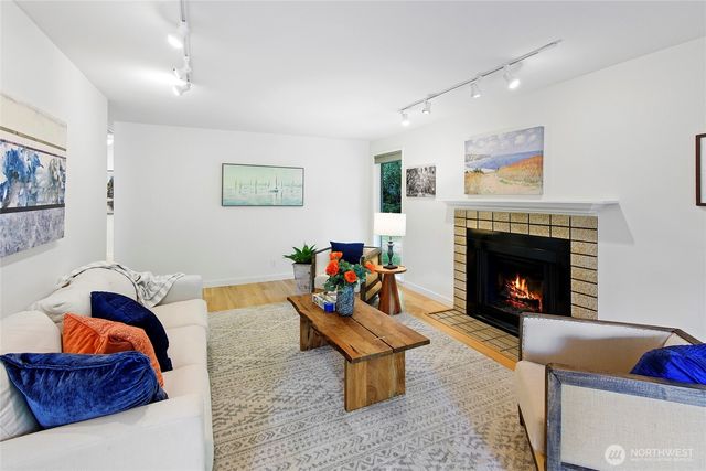 1090 Ihland Place NE, Bainbridge Island, WA 98110