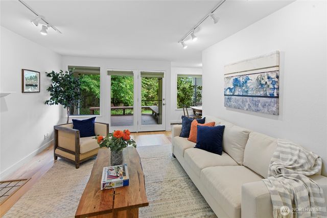 1090 Ihland Place NE, Bainbridge Island, WA 98110